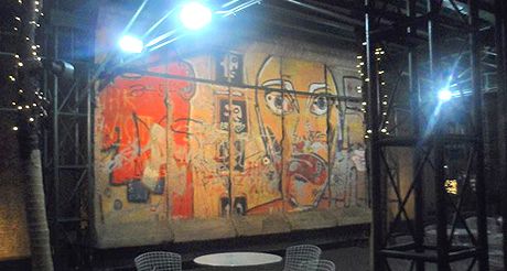 Au pied du mur de Berlin à New York