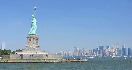 La statue de la Liberté quitte le port de New York