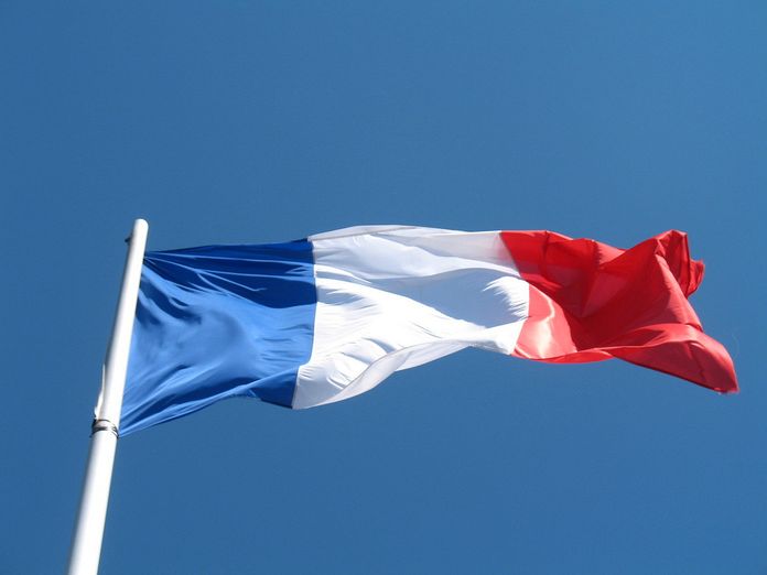 Drapeau français sur fond de ciel bleu