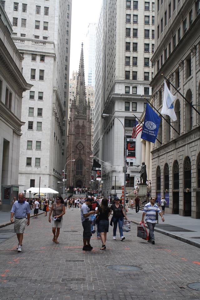 Wall Street avec Trinity Church tout au bout