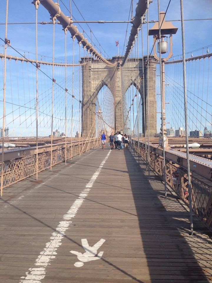 La passerelle pour piétons du pont de Brooklyn