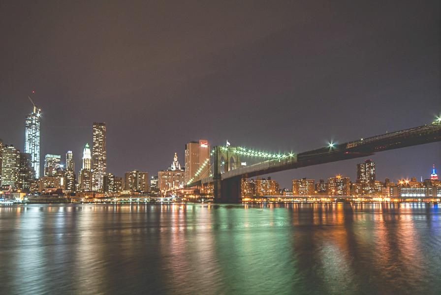 Vue nocturne du pont de Brooklyn et du Financial District