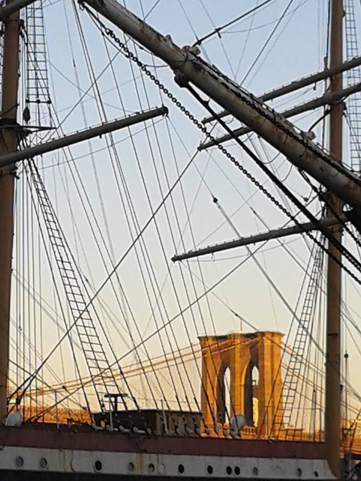 Le pont de Brooklyn à travers les mâts des voiliers du South Street Seaport