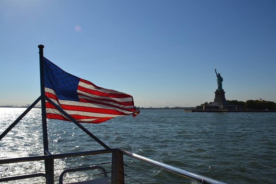 Deux symboles de l'Amérique sur une seule photo : la bannière étoilée et la statue de la Liberté