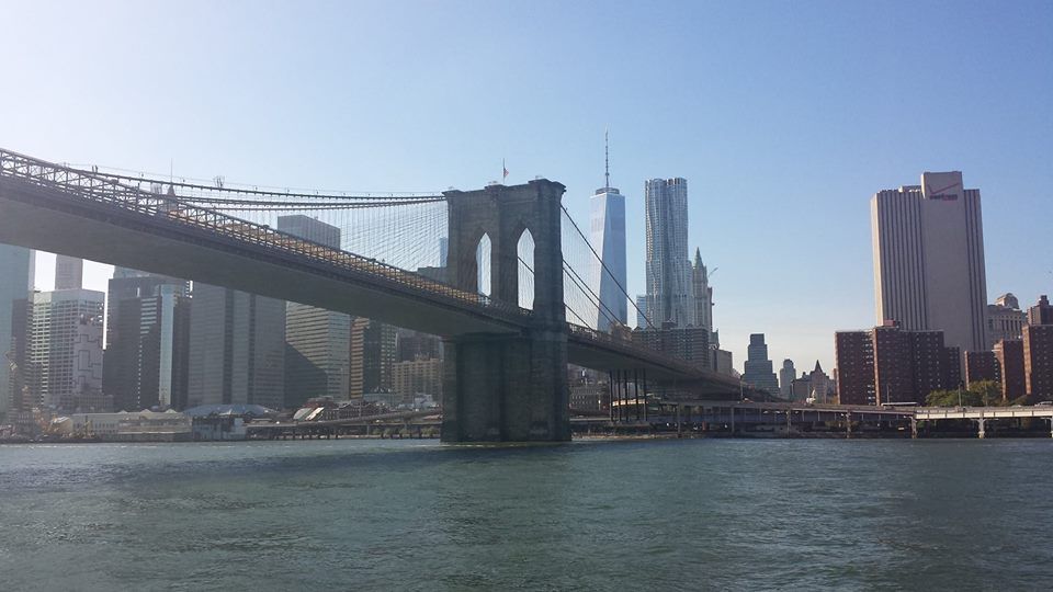 Vue sur le pont de Brooklyn et la skyline du Financial District depuis le Brooklyn Bridge Park
