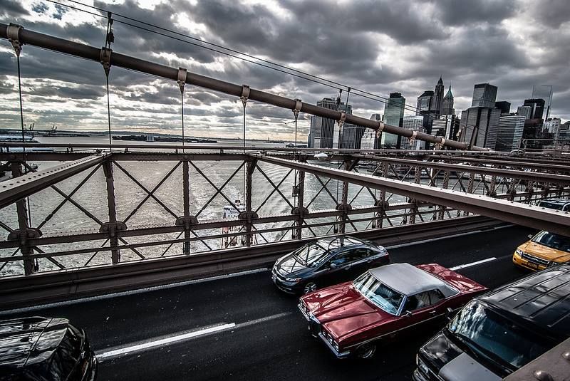 Vue depuis la passerelle pour piétons du pont de Brooklyn