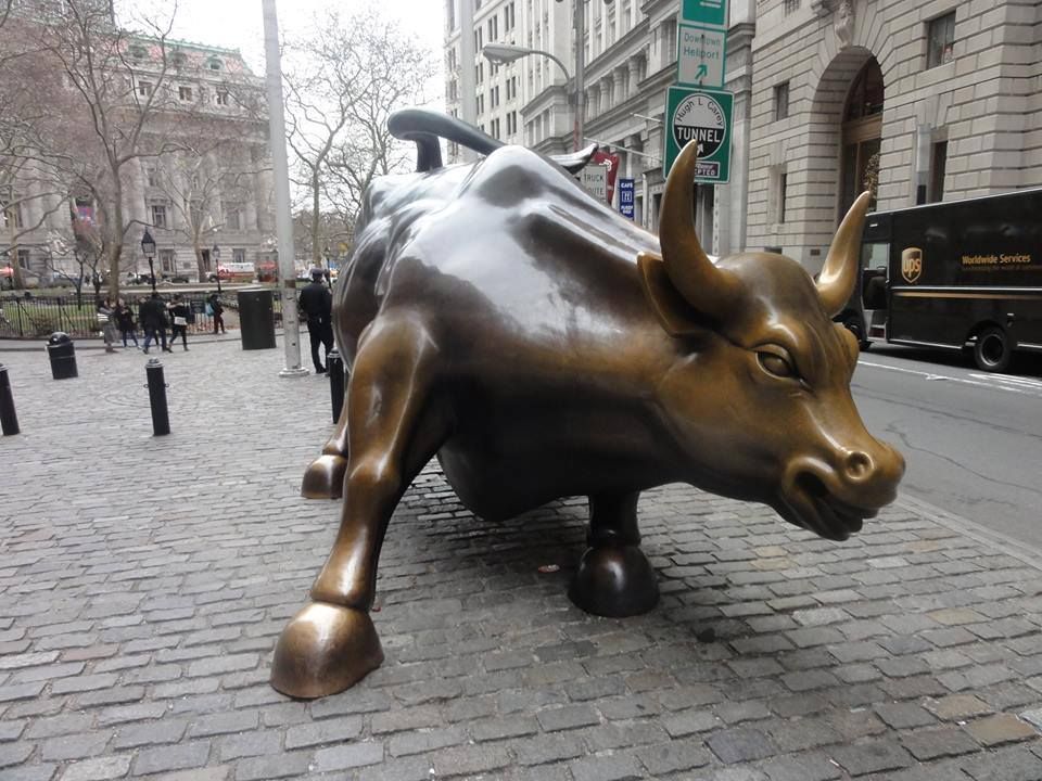 Le célèbre taureau qui garde l'entrée du Financial District