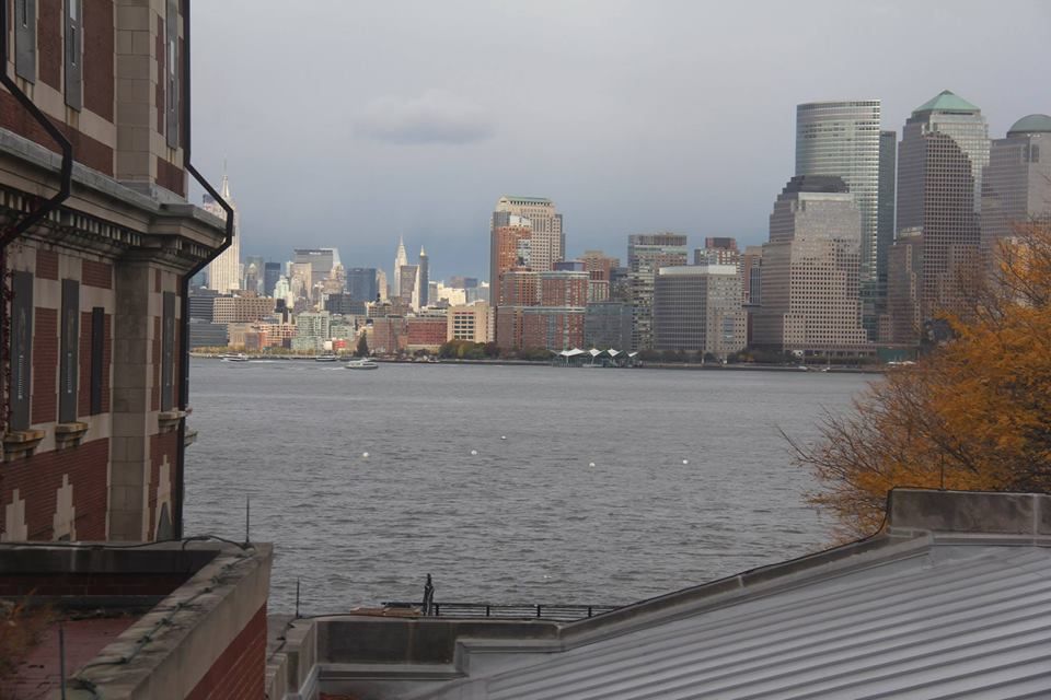 Vue sur Manhattan depuis une fenêtre du bâtiment principal d'Ellis Island