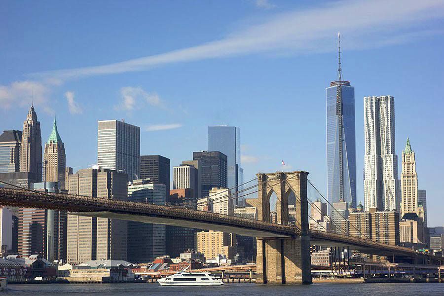 Le pont de Brooklyn avec le Financial District et la One World Trade Center