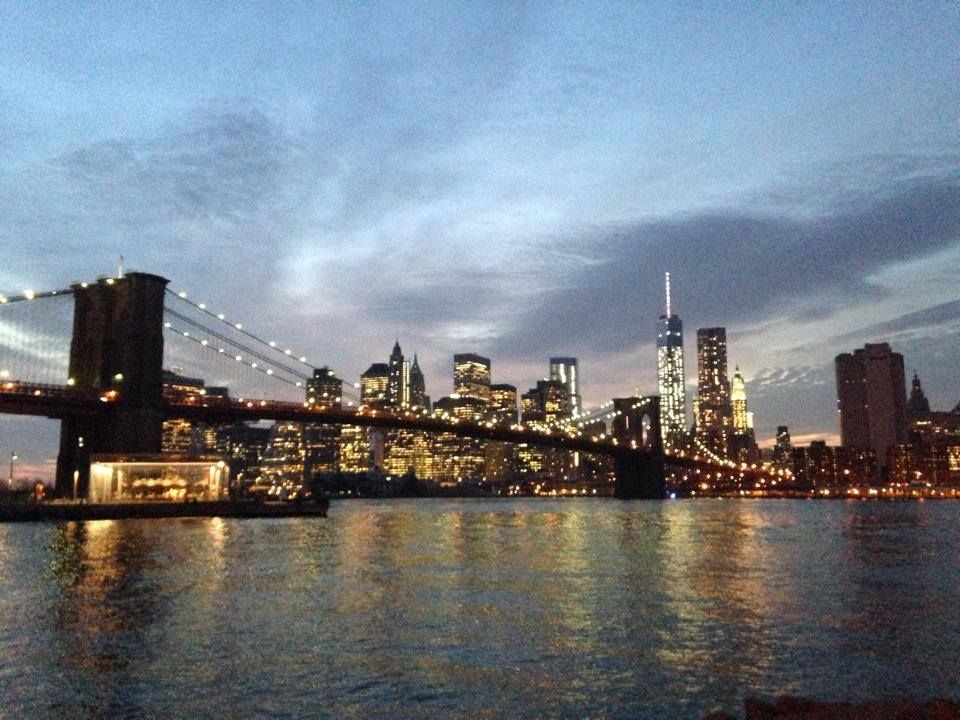 La nuit tombe sur le pont de Brooklyn et la skyline du Financial District