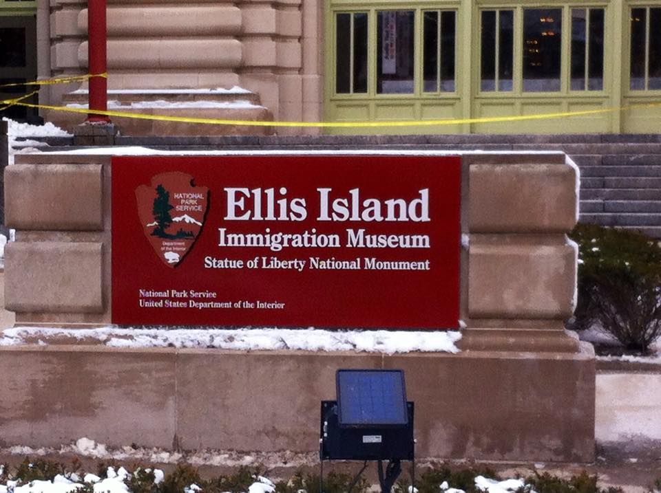 Panneau marquant l'entrée d'Ellis Island