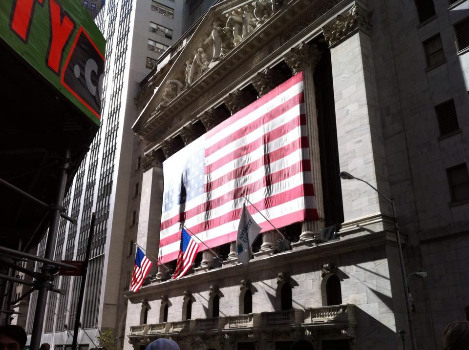 La façade de la bourse de New York drapée de la bannière étoilée