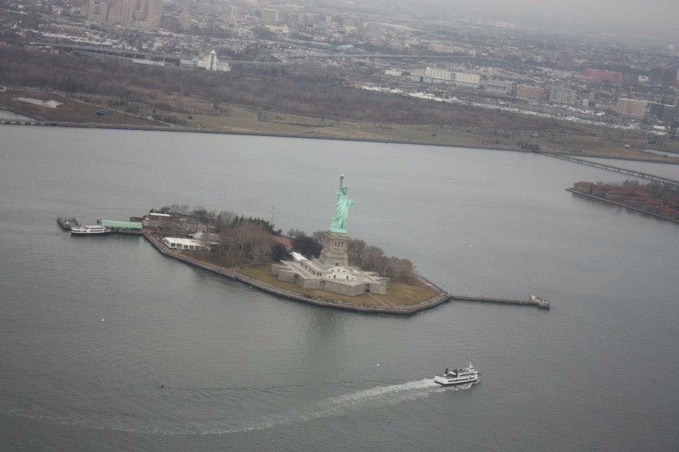 Statue de la Liberté vue hélicoptère New York