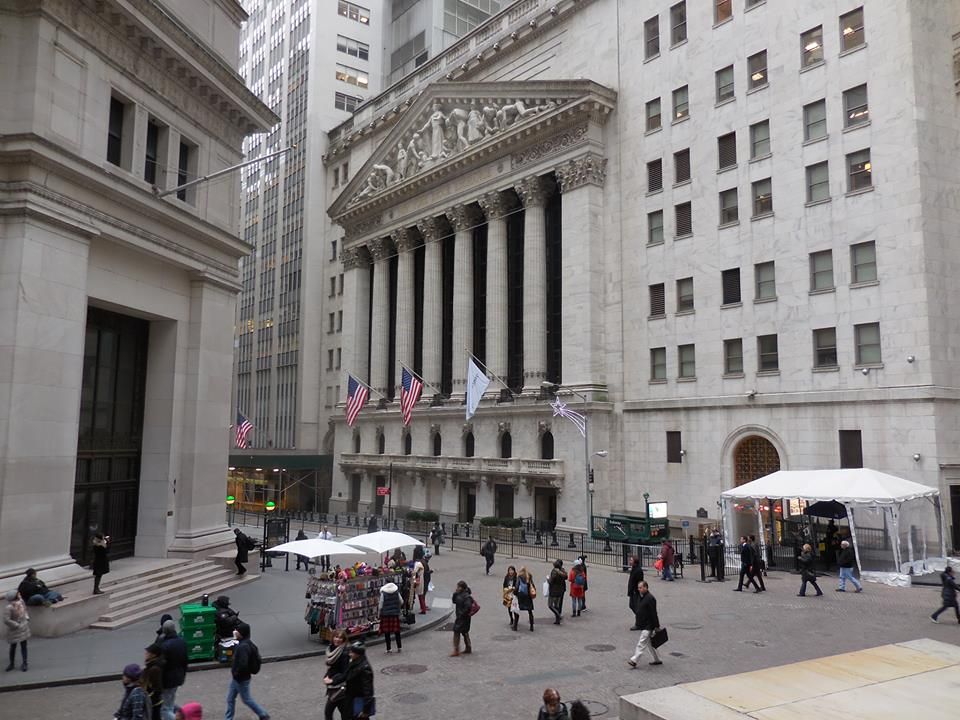 La bourse de New York, depuis les marches de Federal Hall