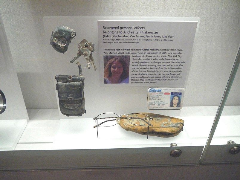 Objets personnels retrouvés dans les décombres des tours du World Trade Center et désormais exposés au 9/11 Museum