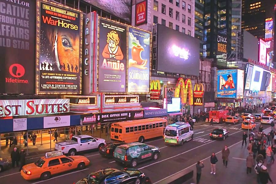 La nuit, les néons éclairent Times Square comme en plein jour
