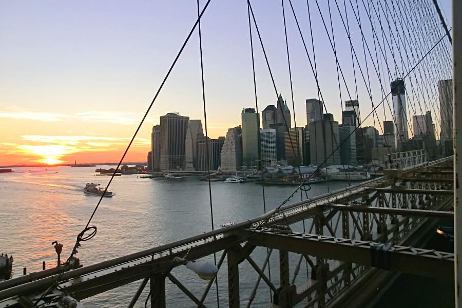 Coucher de soleil sur le pont de Brooklyn et le Financial District