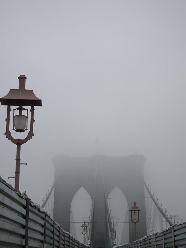 Le pont de Brooklyn dans le brouillard