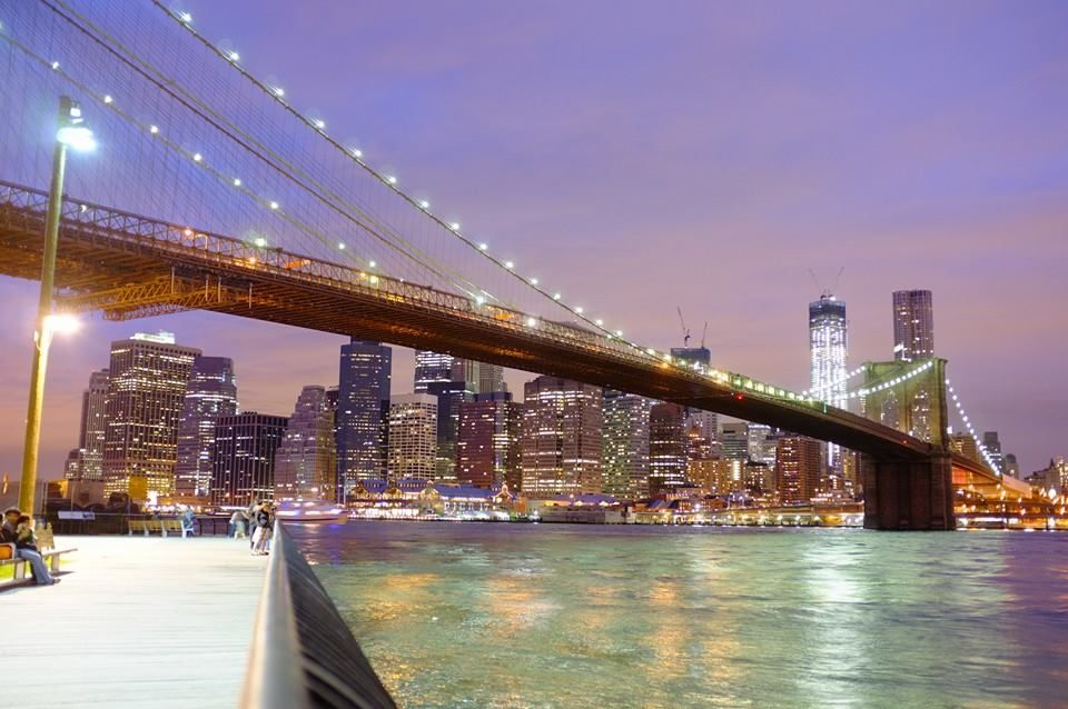 Le pont de Brooklyn de nuit