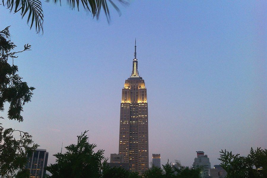 Vue sur l'Empire State building depuis le rooftop bar 230 Fifth.