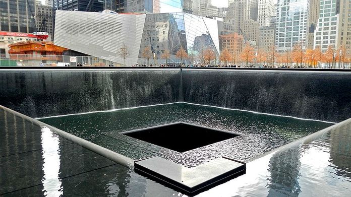 9/11 Memorial & Museum Le mémorial et le musée du 11/9, en fond