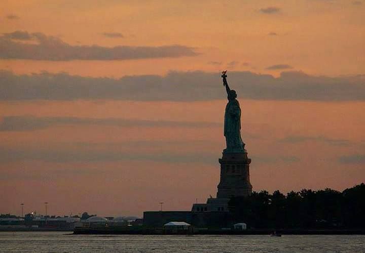 Dernières lueurs du jour sur la statue de la Liberté