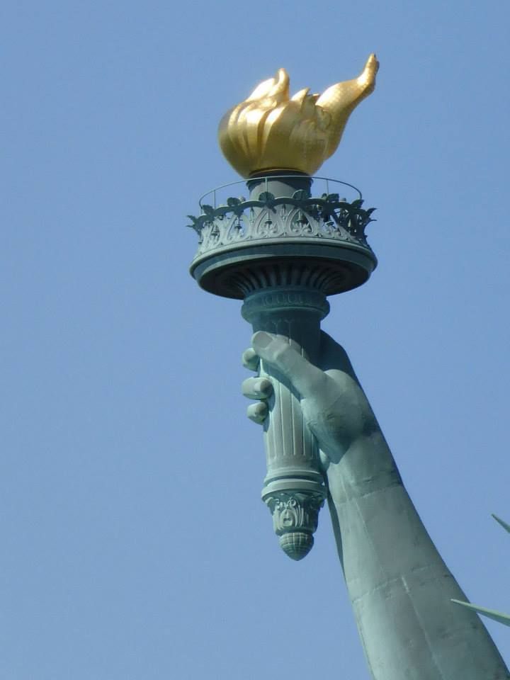 Gros plan sur la torche de la statue de la Liberté