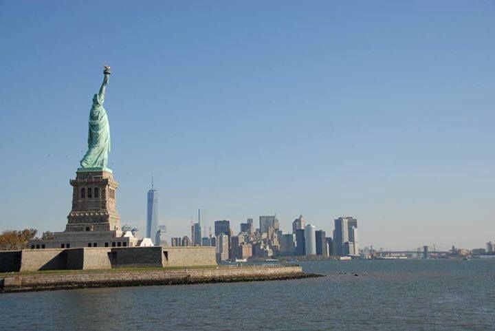 La statue de la Liberté et la skyline de Manhattan en fond