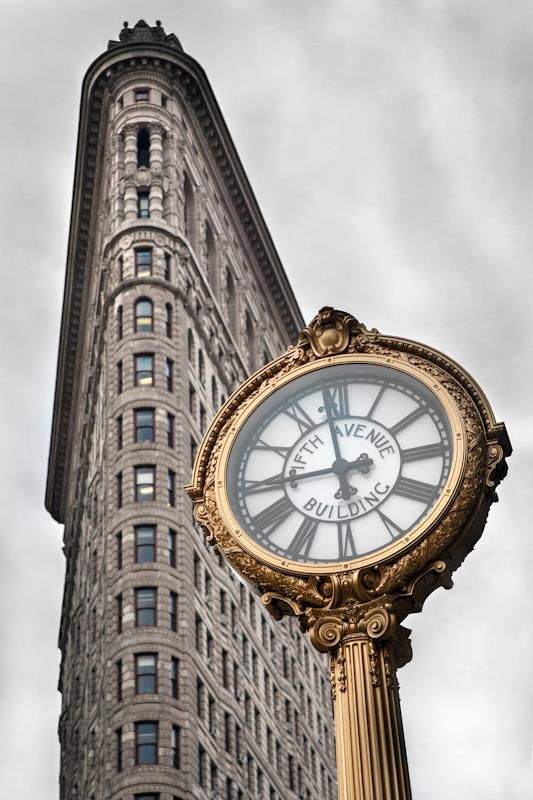 Le Flatiron building et une horloge sur la Fifth Avenue