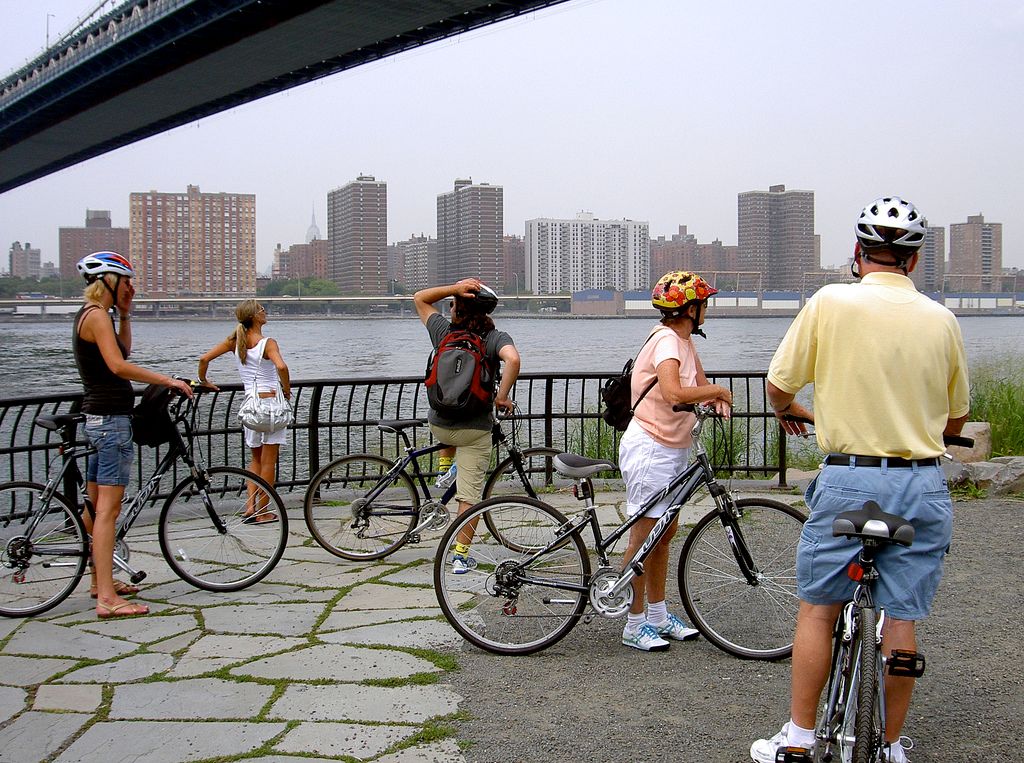 Touristes à vélo sous le Manhattan Bridge à New York
