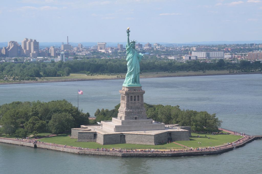 statue de la liberté vue d'hélicoptère new york