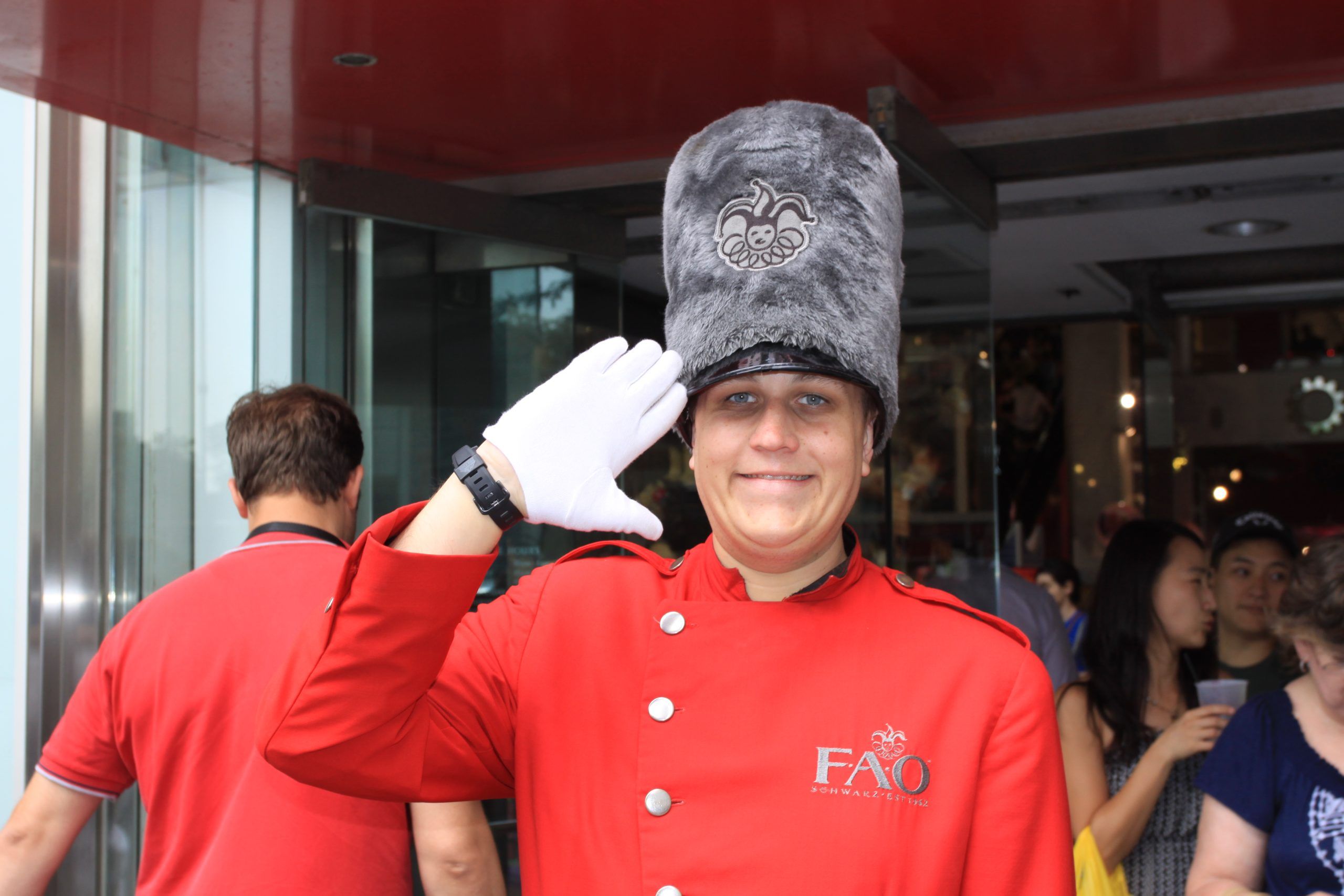 Garde à l'entrée du magasin FAO Schwarz à New York