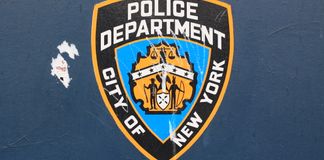 10 choses à ne pas faire à New York Ecusson de la police de New York