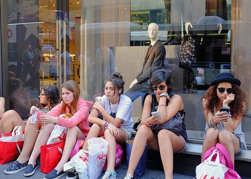 Jeunes filles faisant du shopping à New York