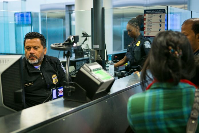 Officier de l'immigration à New York