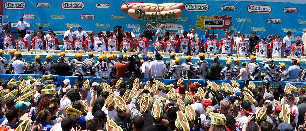 Le concours du gobage de hot-dogs est de retour à New York !