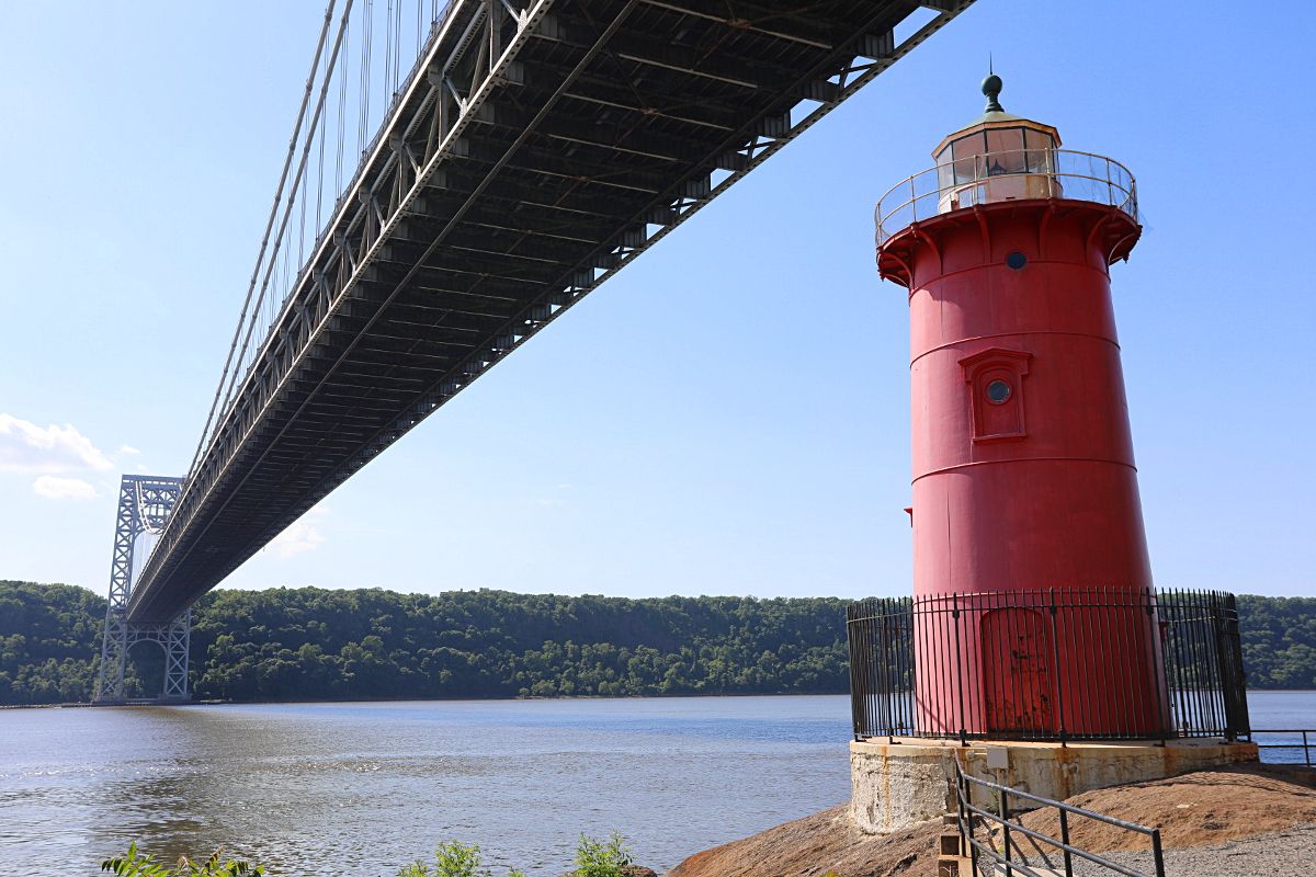 petit phare rouge new york