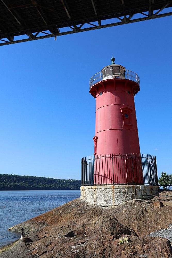 petit phare rouge new york