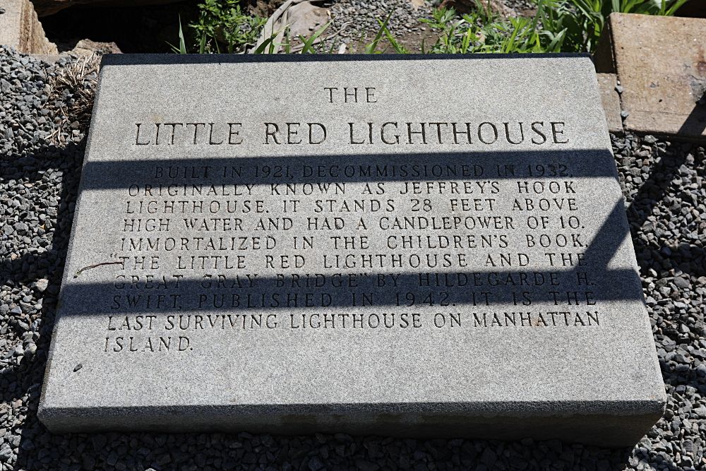 petit phare rouge new york