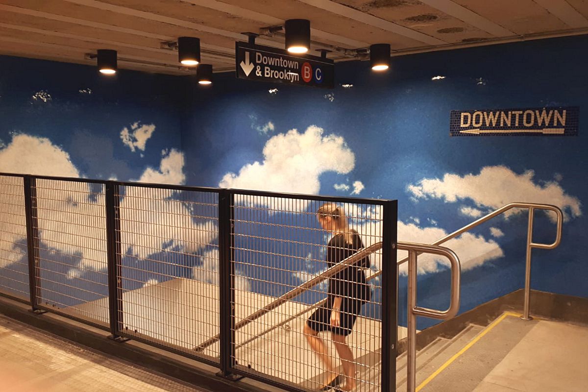 Yoko Ono décore une station de métro à New York