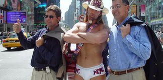 Faites votre photo avec le Naked Cowboy de New York naked cowboy new york