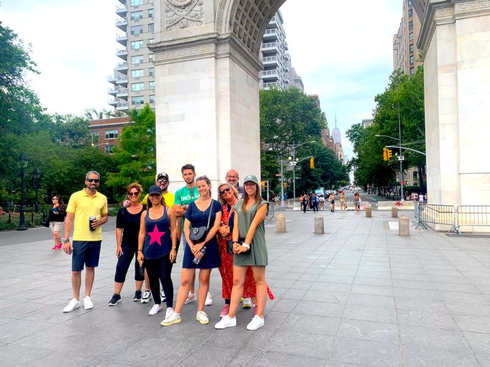 Touristes dans le Washington Square Park lors d'une visite guidée de Greenwich Village