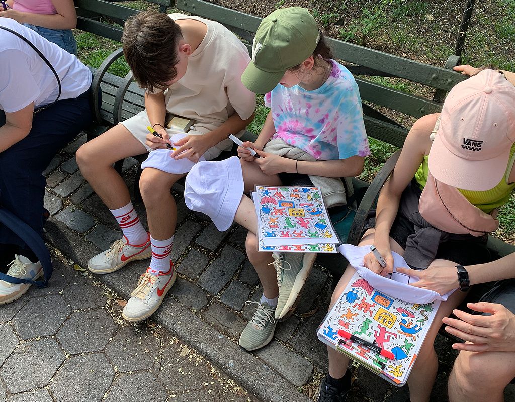 enfants dessinant sur un bob à New York