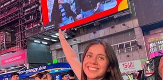 Comment afficher sa photo sur Times Square à New York ? Jeune fille posant devant l'écran géant de Times Square à New York