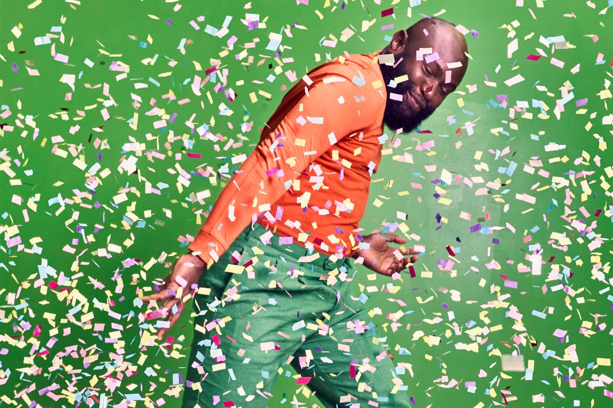 Homme sous les confettis de la Color Factory New York