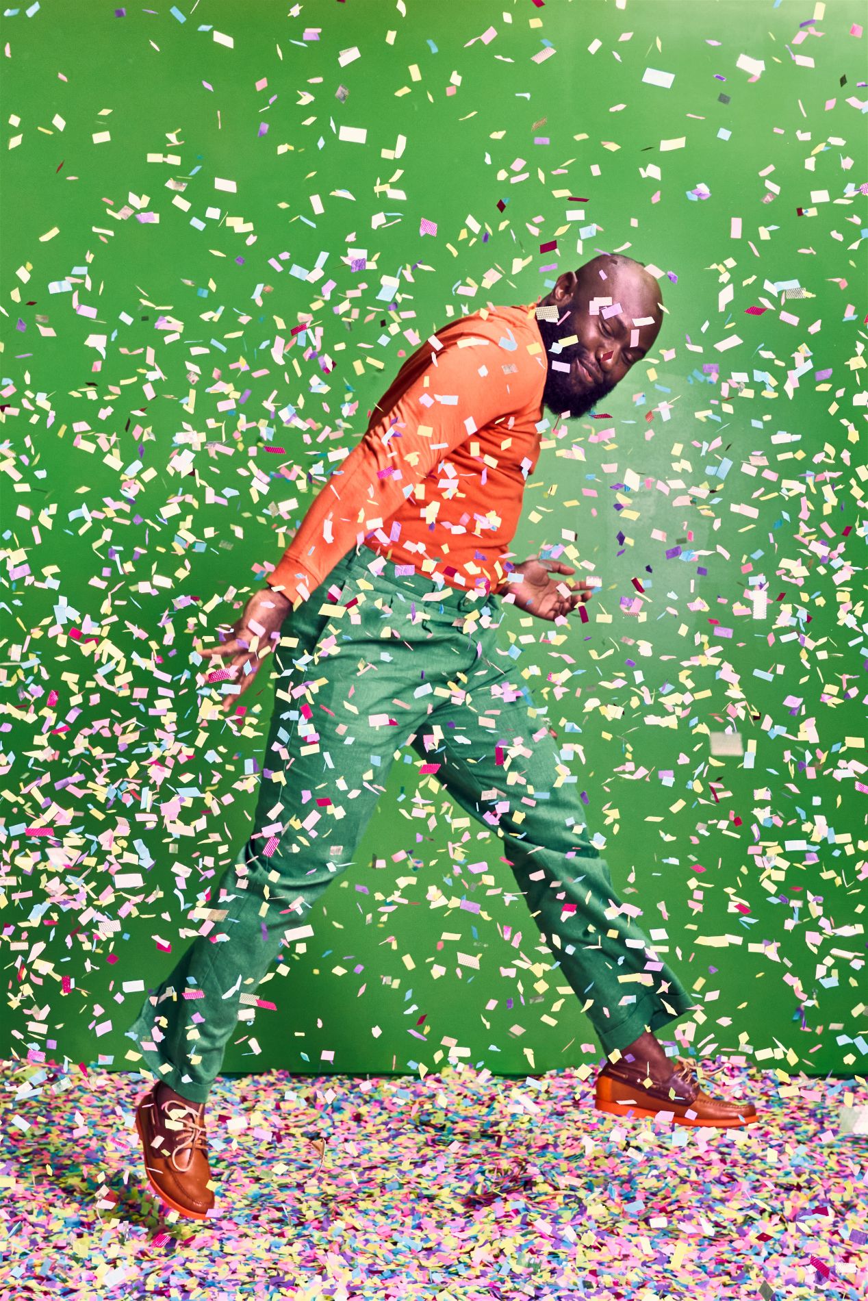 Homme sous une pluie de confettis