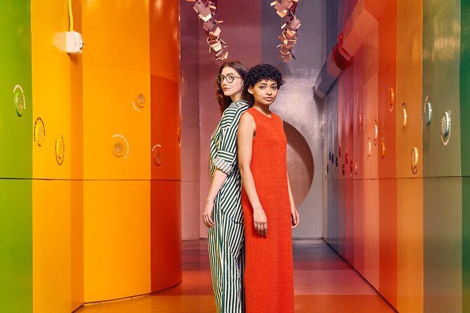 Jeunes femmes visitant la Color Factory New York 
