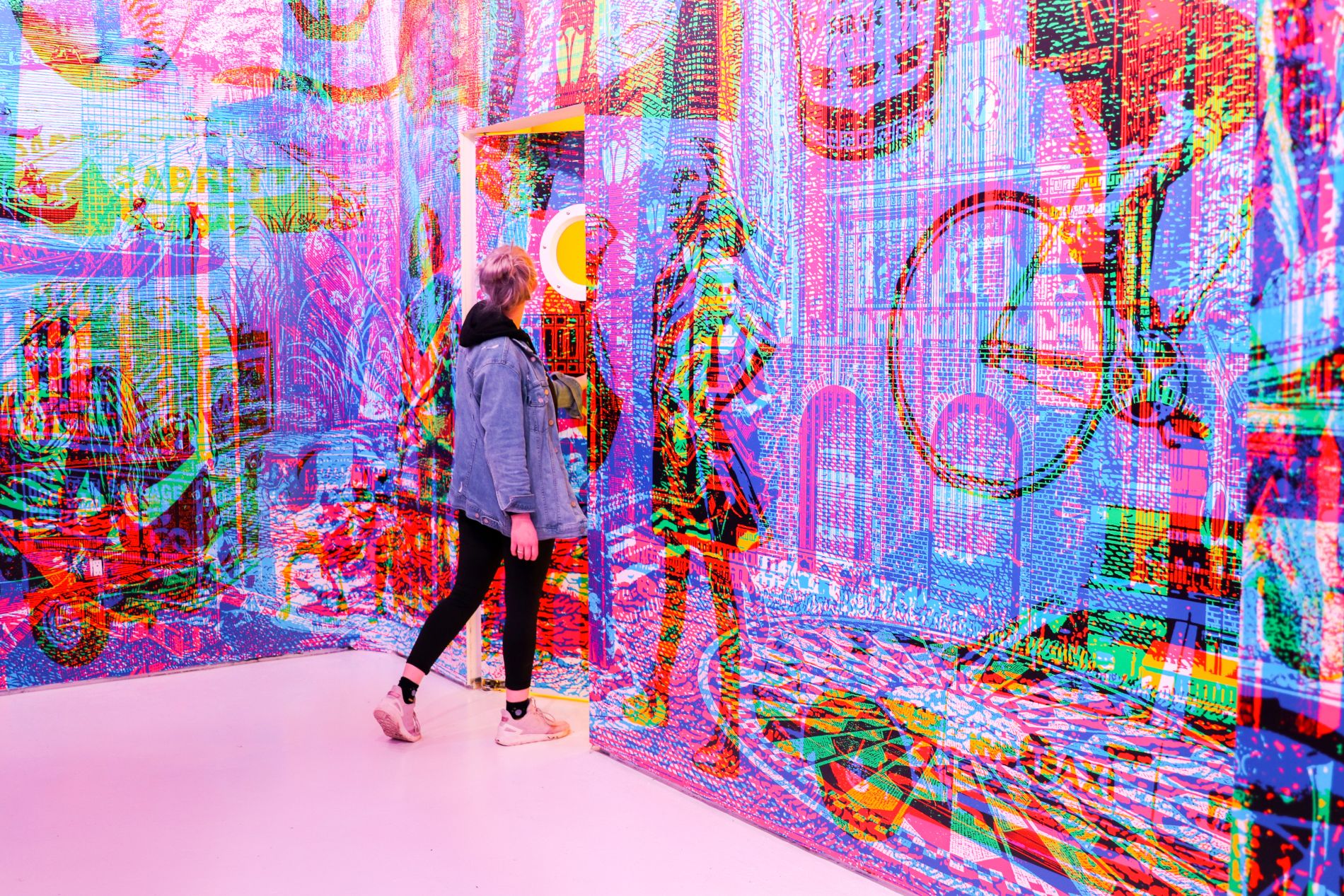 Visiteuse dans une salle de la Color Factory New York