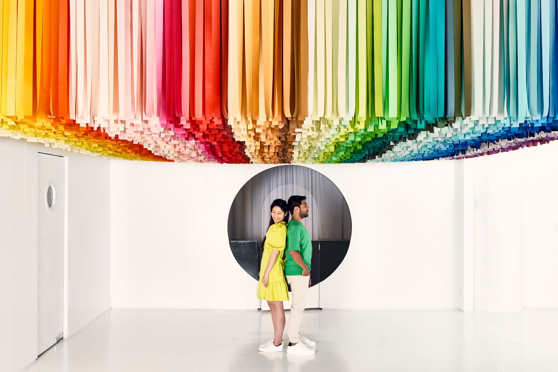 couple visitant une salle de la Color Factory New York
