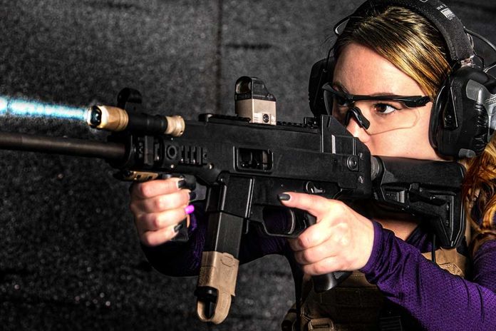 Jeune femme dans un stand de tir à New York